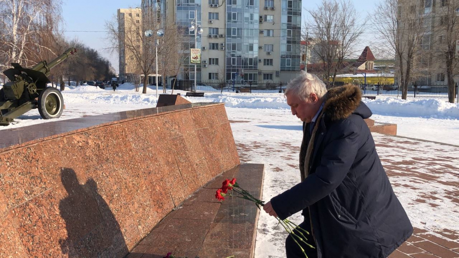 Дмитрий Плеханов возложил цветы к мемориалу в Энгельсе в память о героях ВОВ