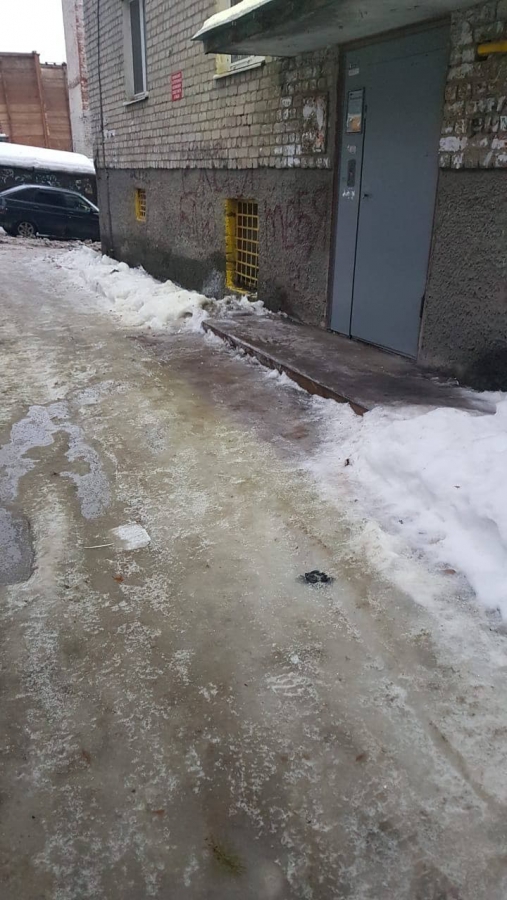 Саратовец получил сотрясение мозга после падения на льду во дворе многоэтажки