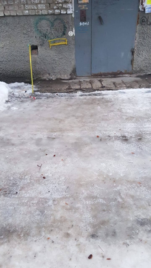 Саратовец получил сотрясение мозга после падения на льду во дворе многоэтажки