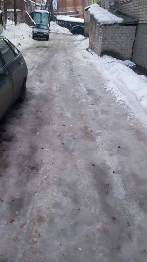 Саратовец получил сотрясение мозга после падения на льду во дворе многоэтажки