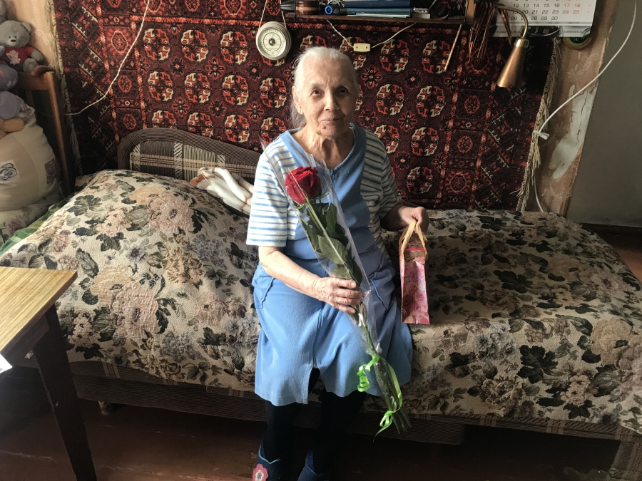 «Здоровое будущее»: Медики проконсультировали пожилых пациенток и поздравили их с весенним праздником