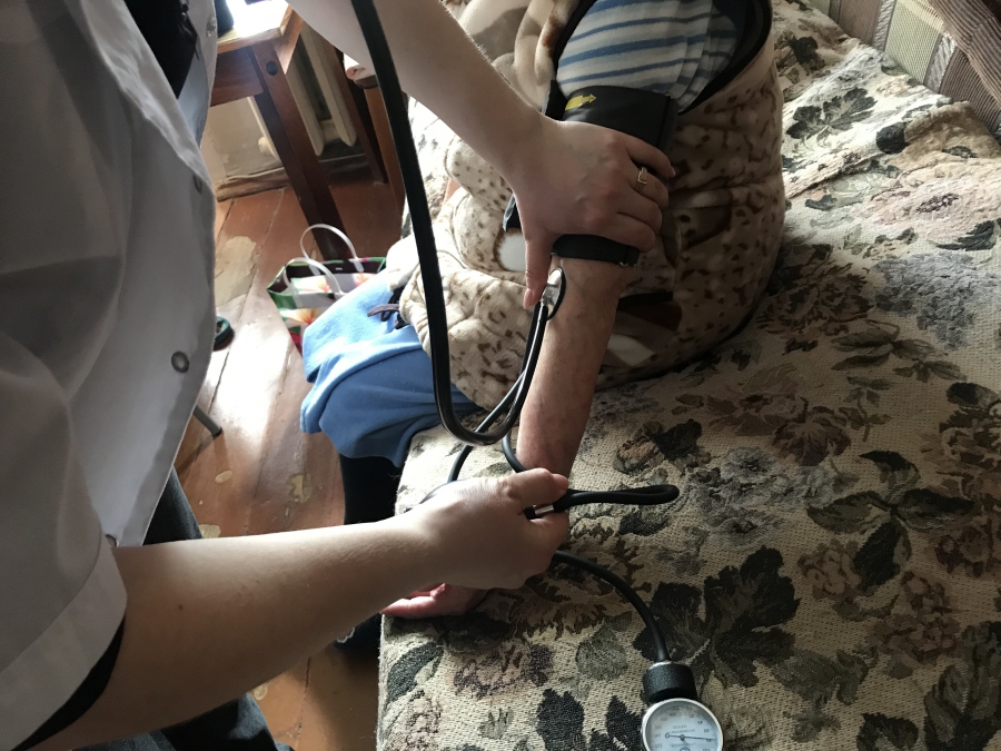 «Здоровое будущее»: Медики проконсультировали пожилых пациенток и поздравили их с весенним праздником