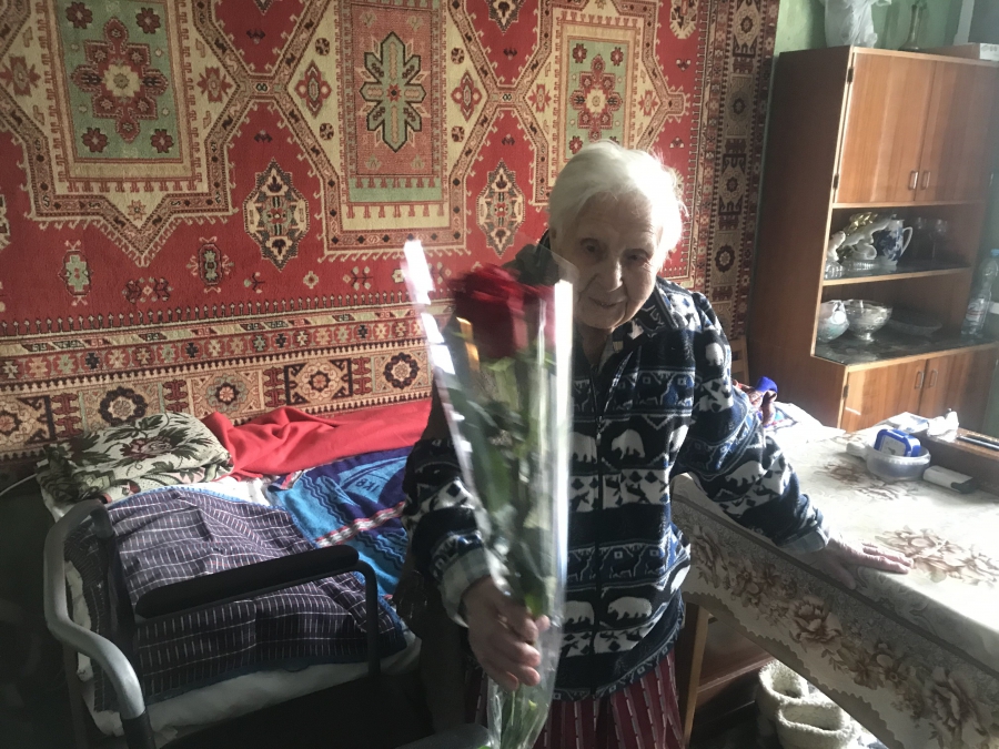 «Здоровое будущее»: Медики проконсультировали пожилых пациенток и поздравили их с весенним праздником