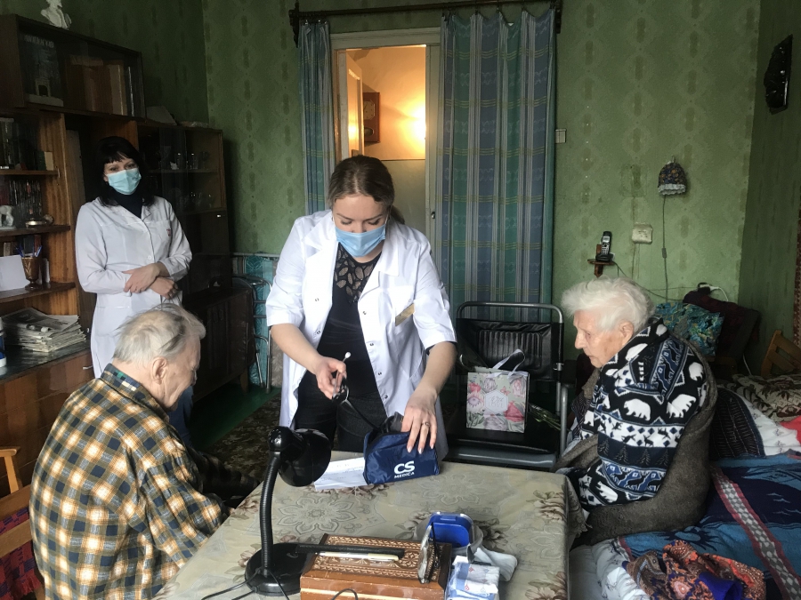 «Здоровое будущее»: Медики проконсультировали пожилых пациенток и поздравили их с весенним праздником