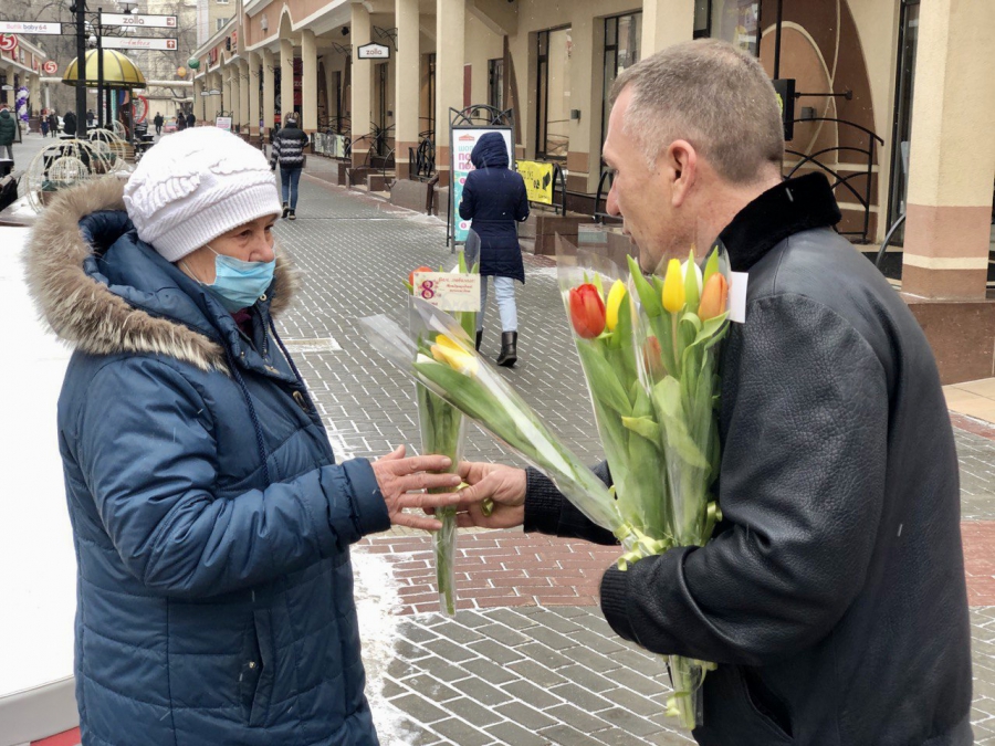 В Энгельсе провели акцию «Вам, любимые» в честь Международного женского дня