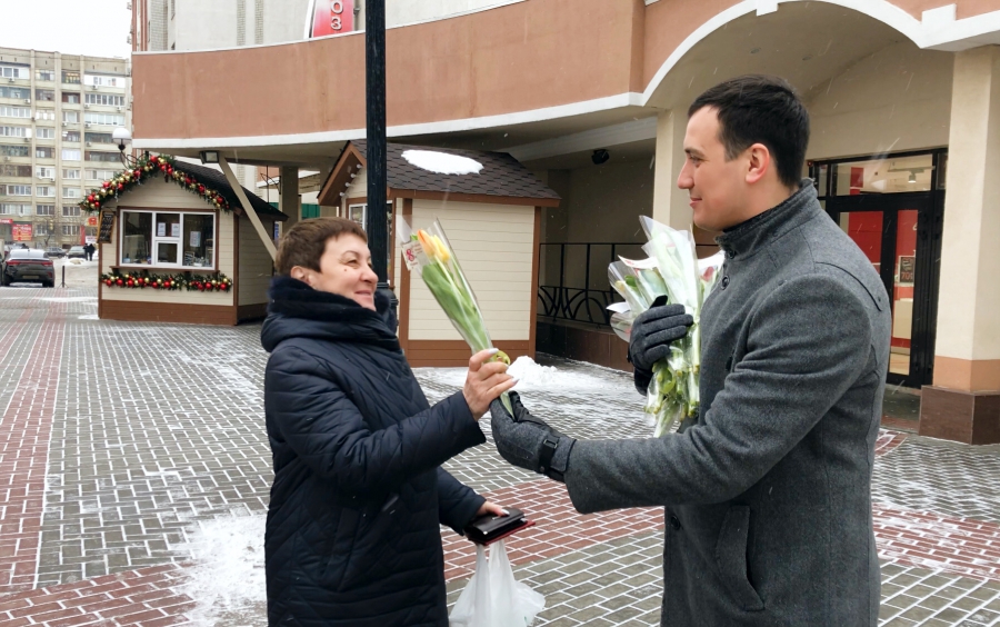 В Энгельсе провели акцию «Вам, любимые» в честь Международного женского дня