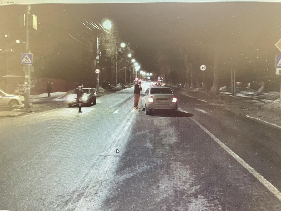 Юноша и девушка угодили под колеса машин