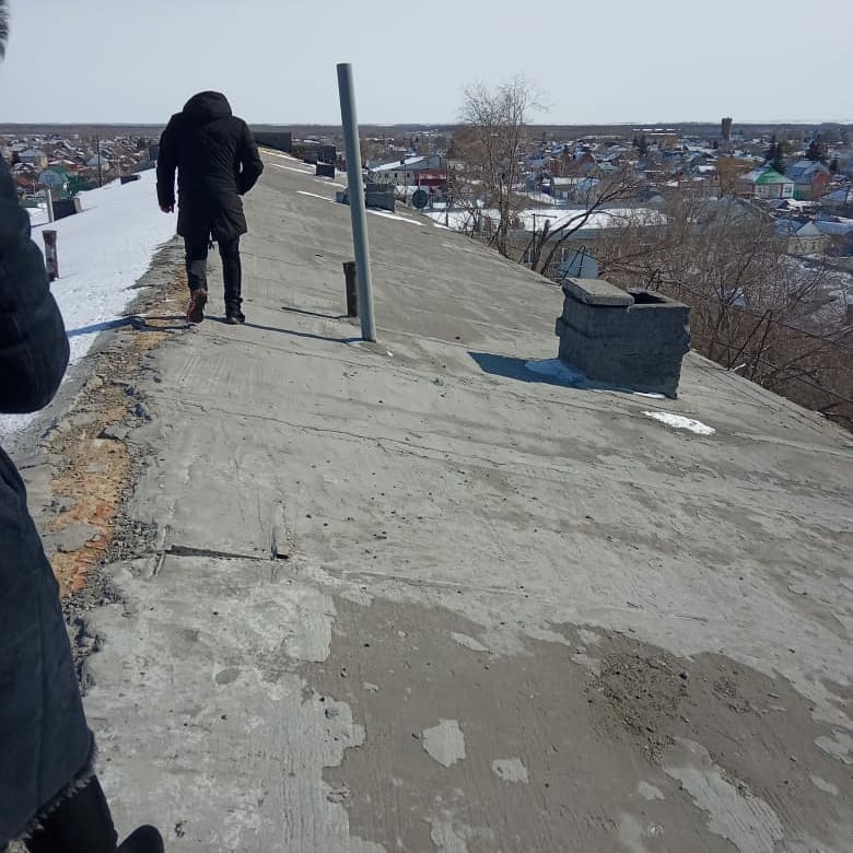 В Пугачеве подрядчик «забыл» законсервировать на зиму крышу дома