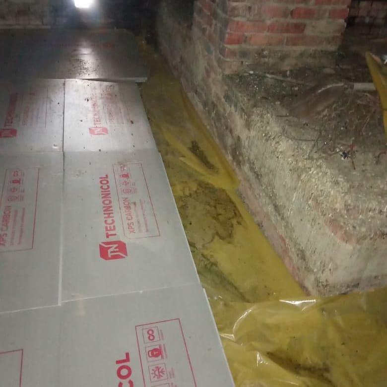 В Пугачеве подрядчик «забыл» законсервировать на зиму крышу дома