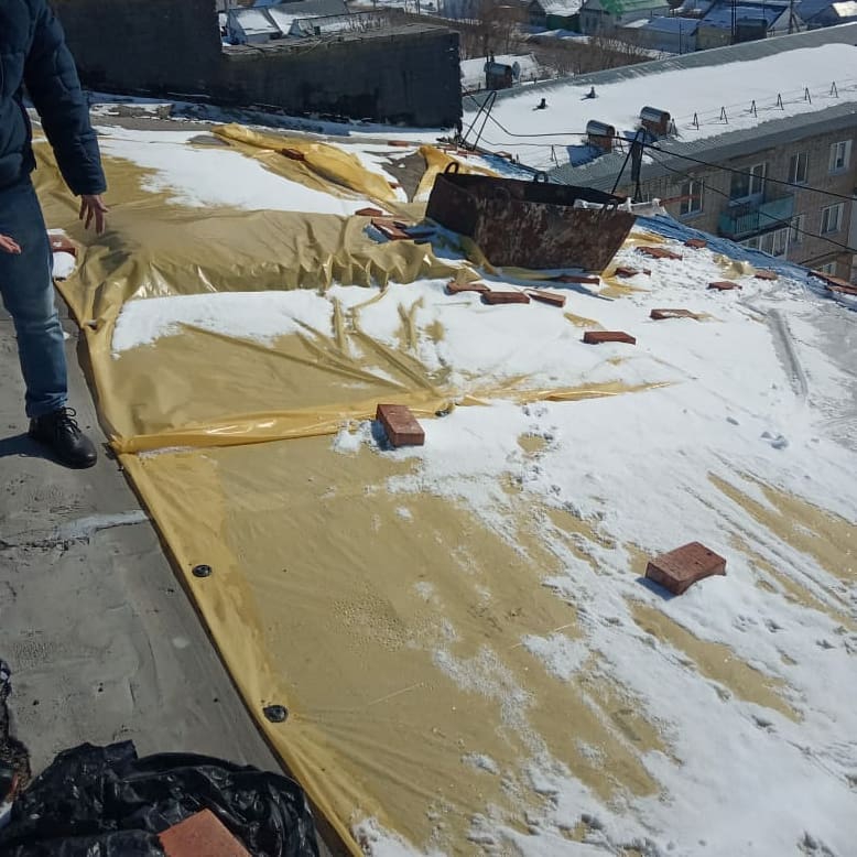 В Пугачеве подрядчик «забыл» законсервировать на зиму крышу дома