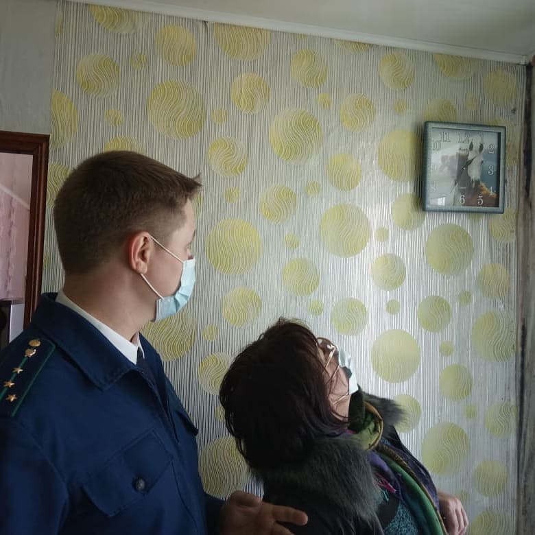 В Пугачеве подрядчик «забыл» законсервировать на зиму крышу дома