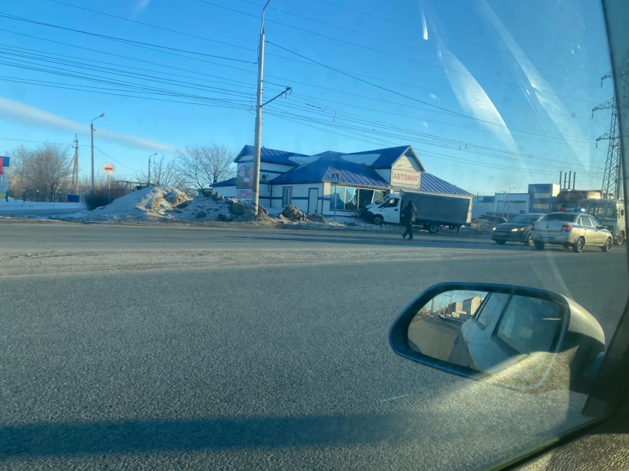 В Балакове «ГАЗель» врезалась в магазин после ДТП с автобусом