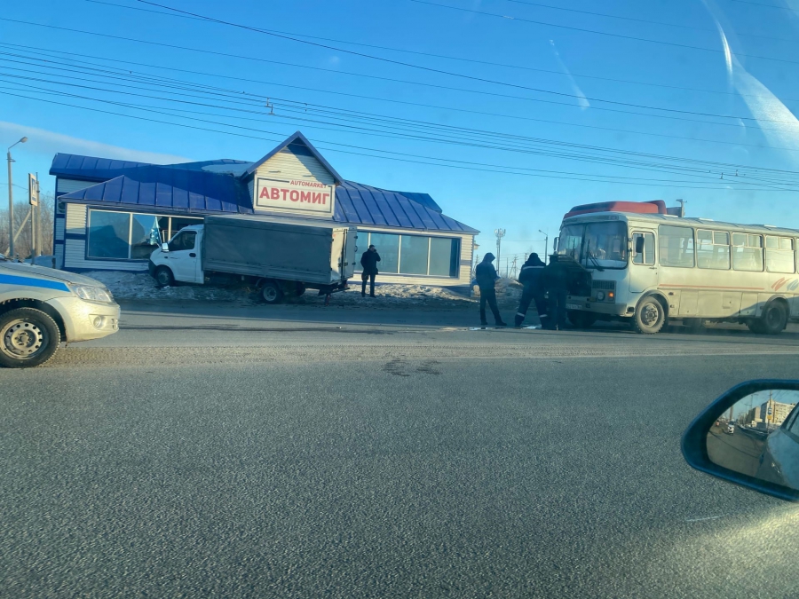 В Балакове «ГАЗель» врезалась в магазин после ДТП с автобусом