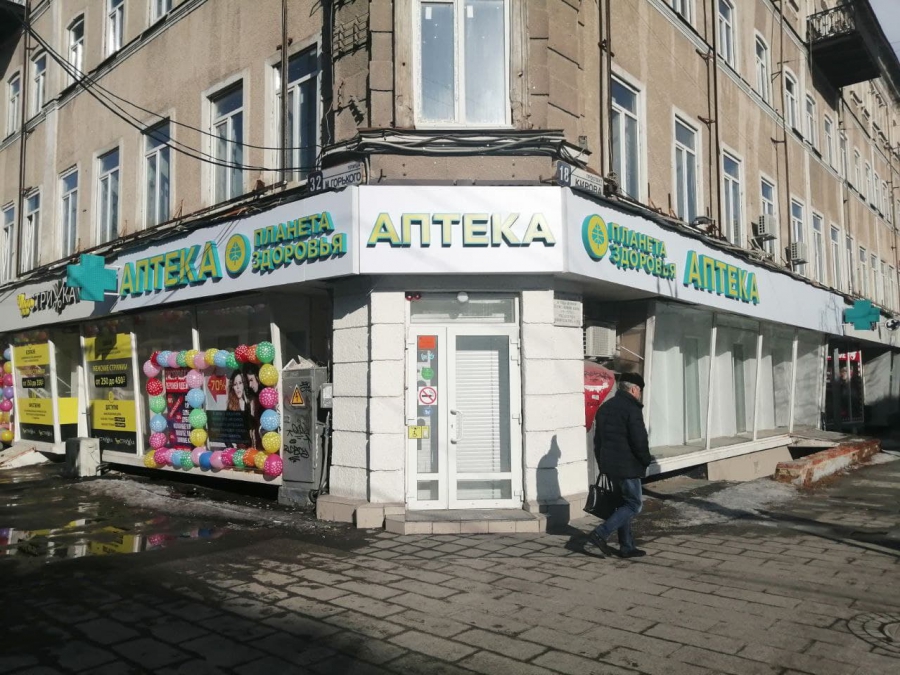 Саратовцы удивились появлению аптеки в разваливающейся гостинице «Россия»