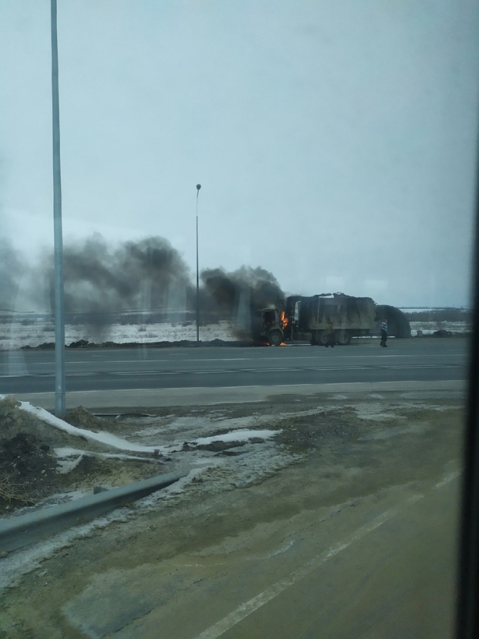 Возле Шевыревки у «КамАЗа» загорелась кабина