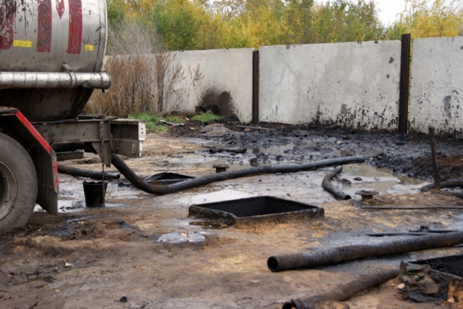 На саратовские АЗС поступал бензин из подпольного завода