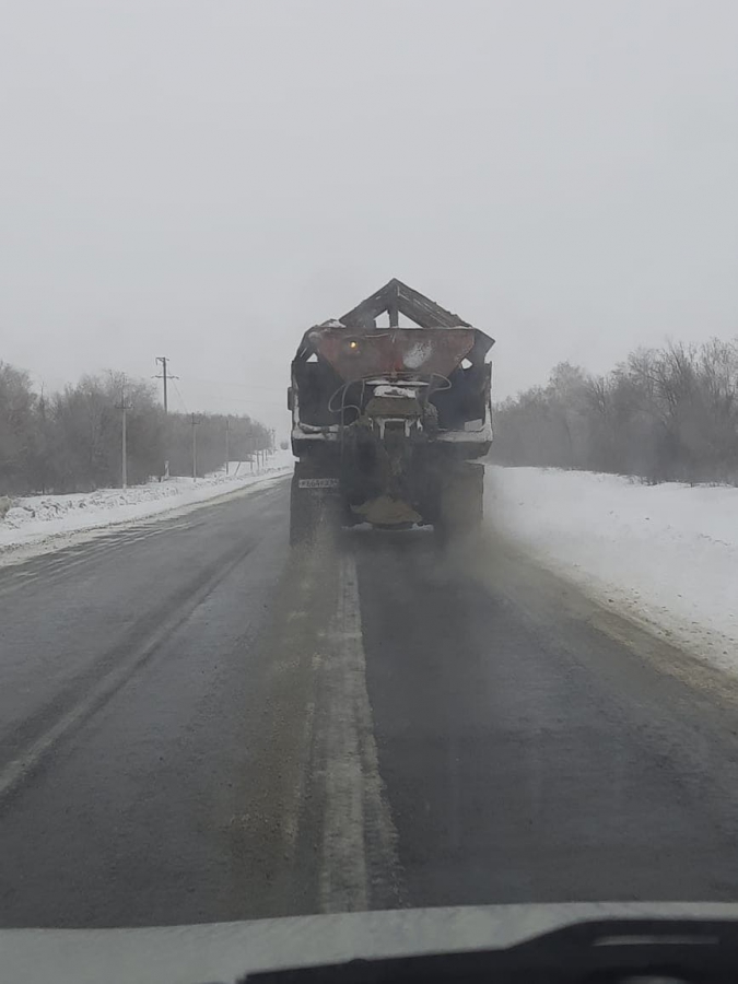 В Воскресенском районе от гололеда трасcу засыпали крупными камнями и подвергли опасности водителей