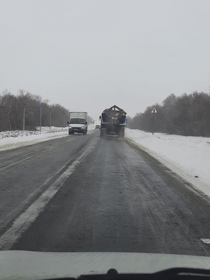 В Воскресенском районе от гололеда трасcу засыпали крупными камнями и подвергли опасности водителей