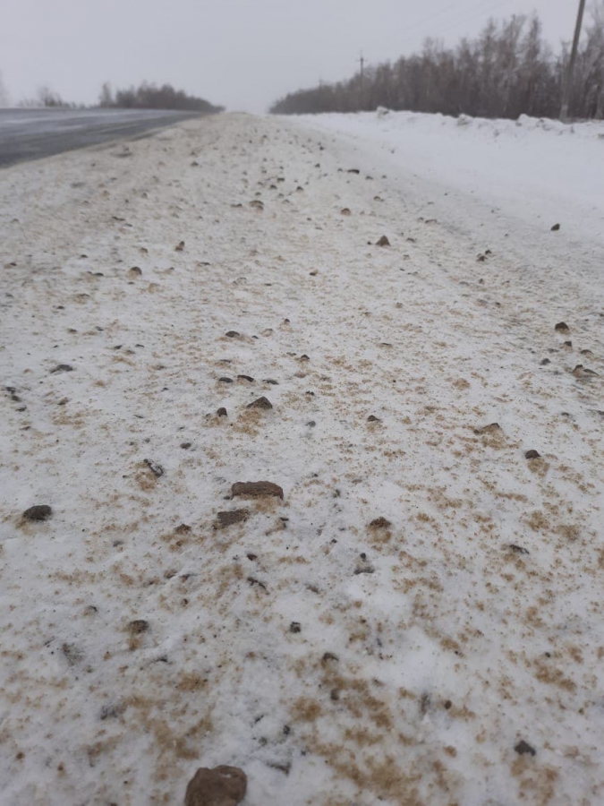 В Воскресенском районе от гололеда трасcу засыпали крупными камнями и подвергли опасности водителей