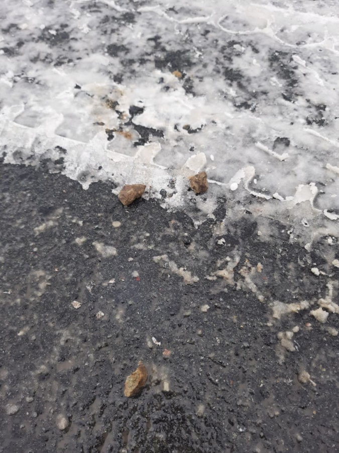 В Воскресенском районе от гололеда трасcу засыпали крупными камнями и подвергли опасности водителей