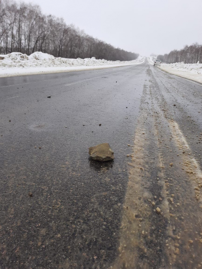 В Воскресенском районе от гололеда трасcу засыпали крупными камнями и подвергли опасности водителей