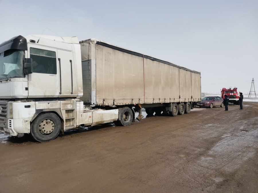 Под Озинками фура сбила пешехода и вдавила его в иномарку