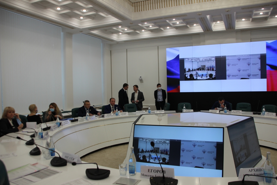 Федеральному замминистра доложили о ремонте саратовских дворов