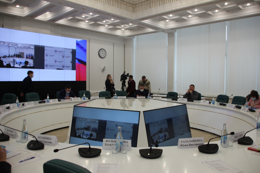 Федеральному замминистра доложили о ремонте саратовских дворов