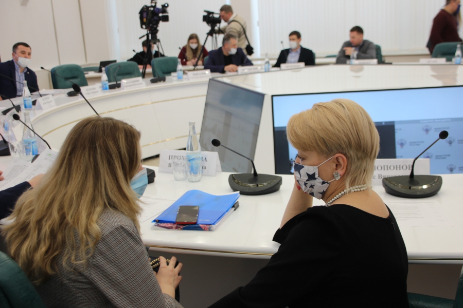 Федеральному замминистра доложили о ремонте саратовских дворов