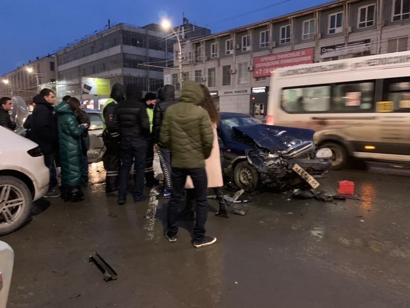 Возле горпарка произошло столкновение 5 автомобилей