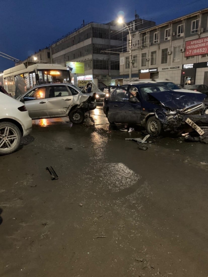 Возле горпарка произошло столкновение 5 автомобилей