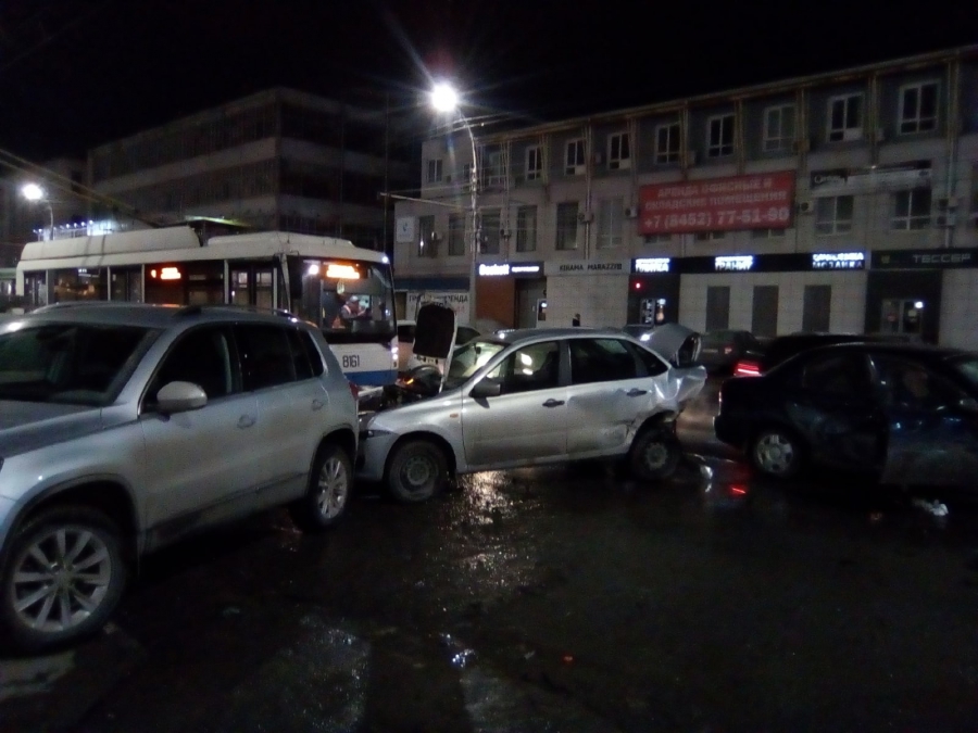 Возле горпарка произошло столкновение 5 автомобилей