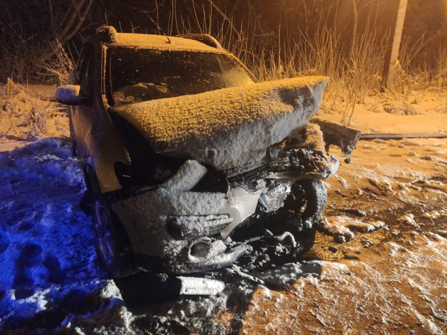 «Рено» протаранил «БМВ Х5» на заснеженной дороге. Водитель госпитализирован