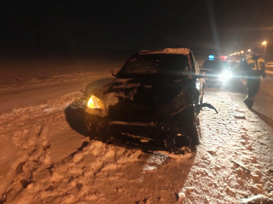 «Рено» протаранил «БМВ Х5» на заснеженной дороге. Водитель госпитализирован
