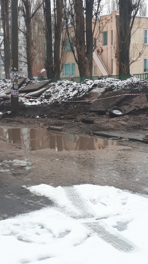 Балаковцы жалуются на раскопанную 3 недели назад яму у детского сада