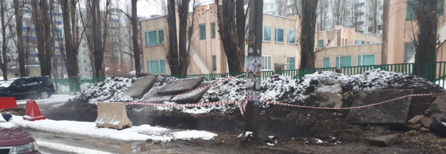 Балаковцы жалуются на раскопанную 3 недели назад яму у детского сада