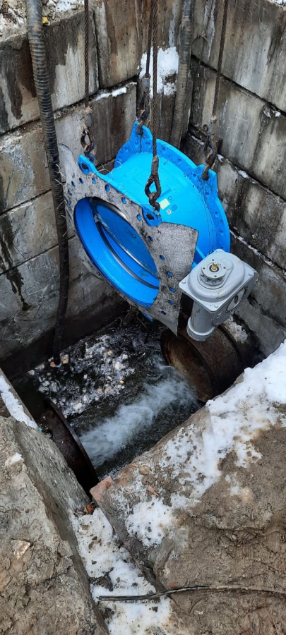 Завершены работы по замене и монтажу двух затворов d800 мм на магистральном водоводе