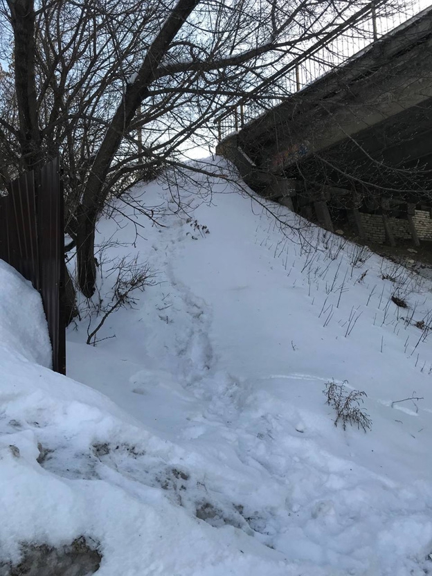 Саратовцы жалуются на отсутствие оборудованного железнодорожного перехода