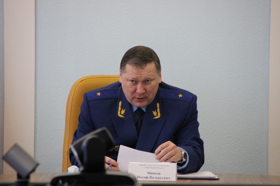 Заместитель прокурора объявил что обвиняемый. Заместитель прокурора Поляков а.а. Зам прокурора Саратовской области Минеев.