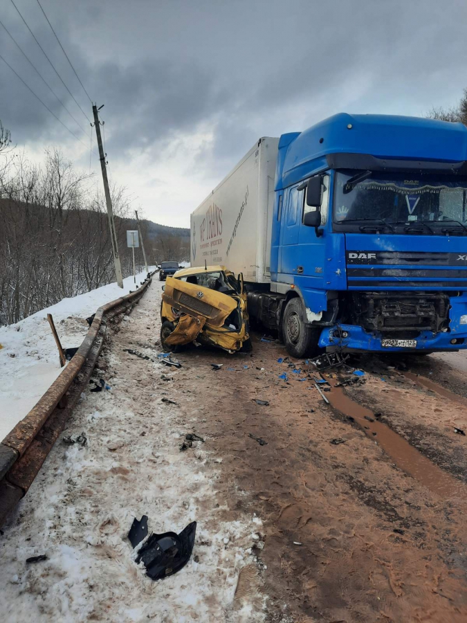 Девочка и двое взрослых пострадали в лобовом ДТП легковушки с фурой