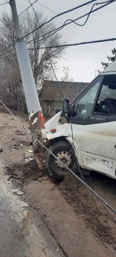 В Энгельсе маршрутка протаранила два столба. Пострадала пассажирка