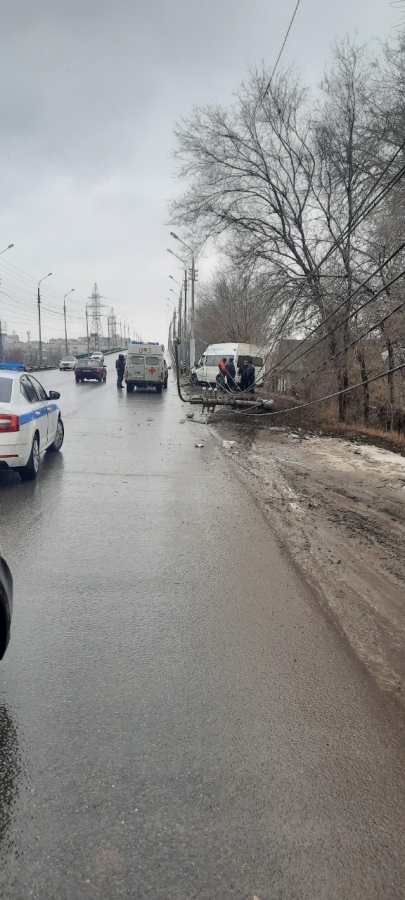 В Энгельсе маршрутка протаранила два столба. Пострадала пассажирка