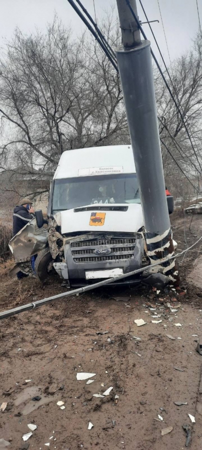 В Энгельсе маршрутка протаранила два столба. Пострадала пассажирка