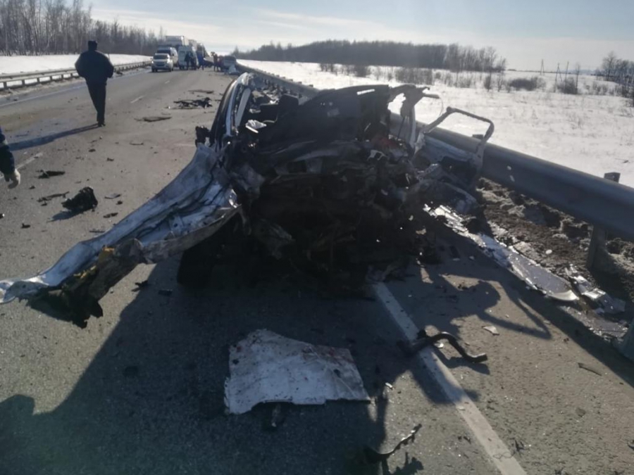 В массовом ДТП в Балаковском районе погиб водитель иномарки