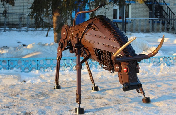 В Энгельсе осужденные создали фигуру быка из кусков металла