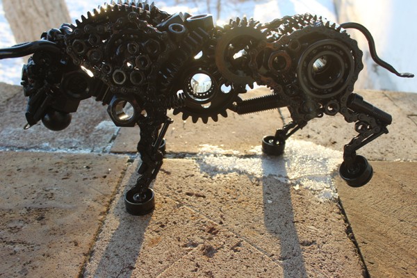 В Энгельсе осужденные создали фигуру быка из кусков металла