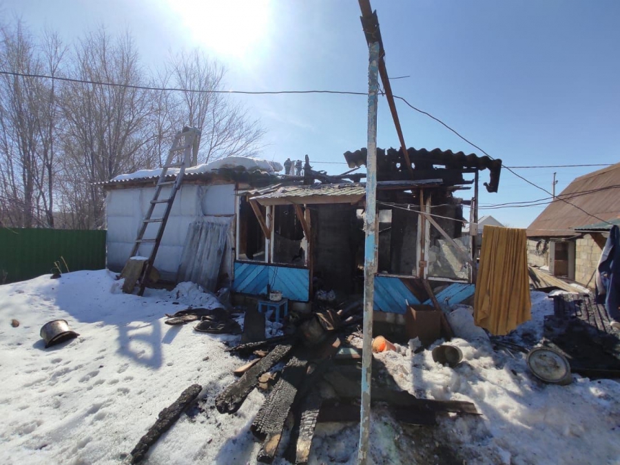 Женщину госпитализировали из выгоревшего дома