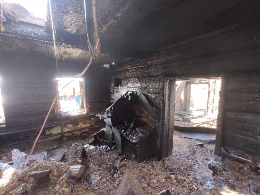 Женщину госпитализировали из выгоревшего дома