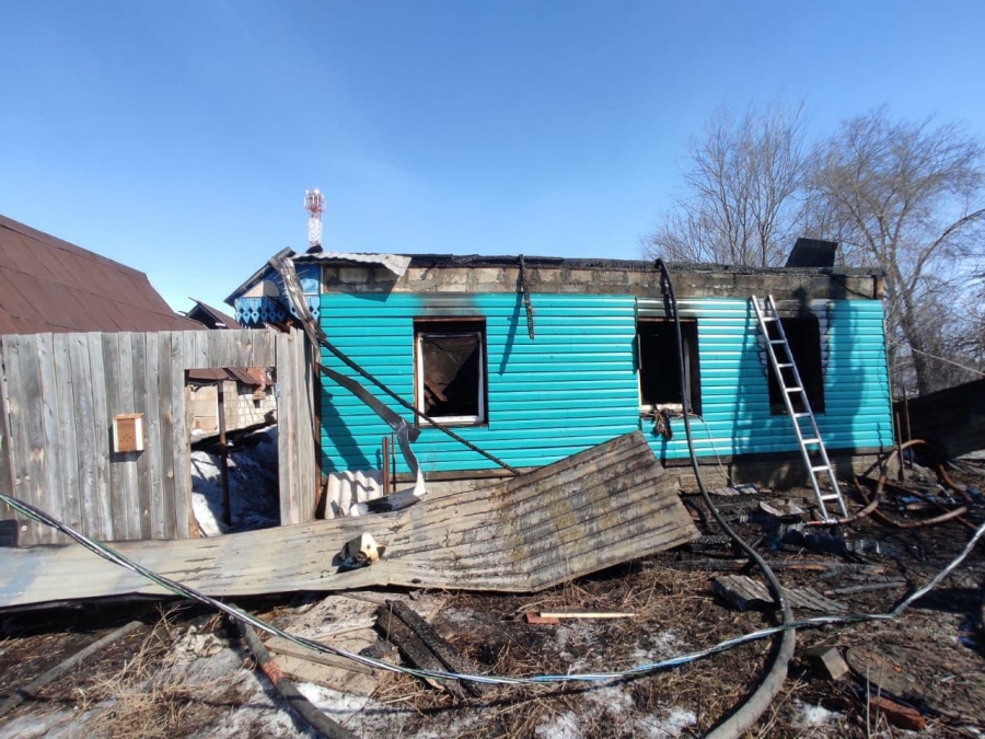 Женщину госпитализировали из выгоревшего дома