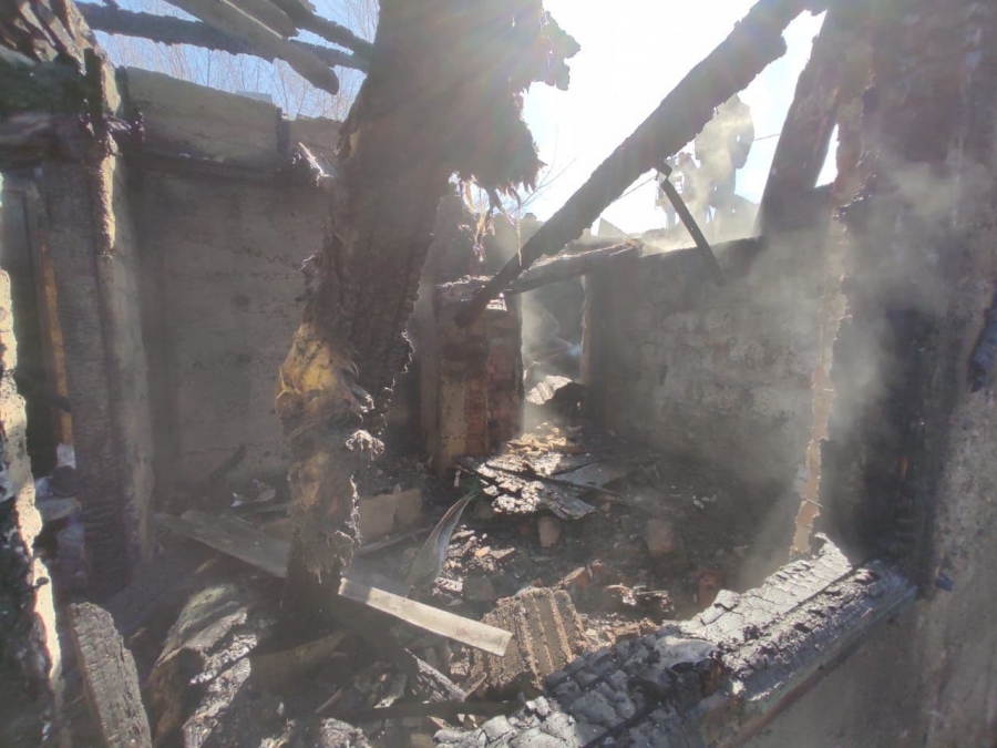 Женщину госпитализировали из выгоревшего дома